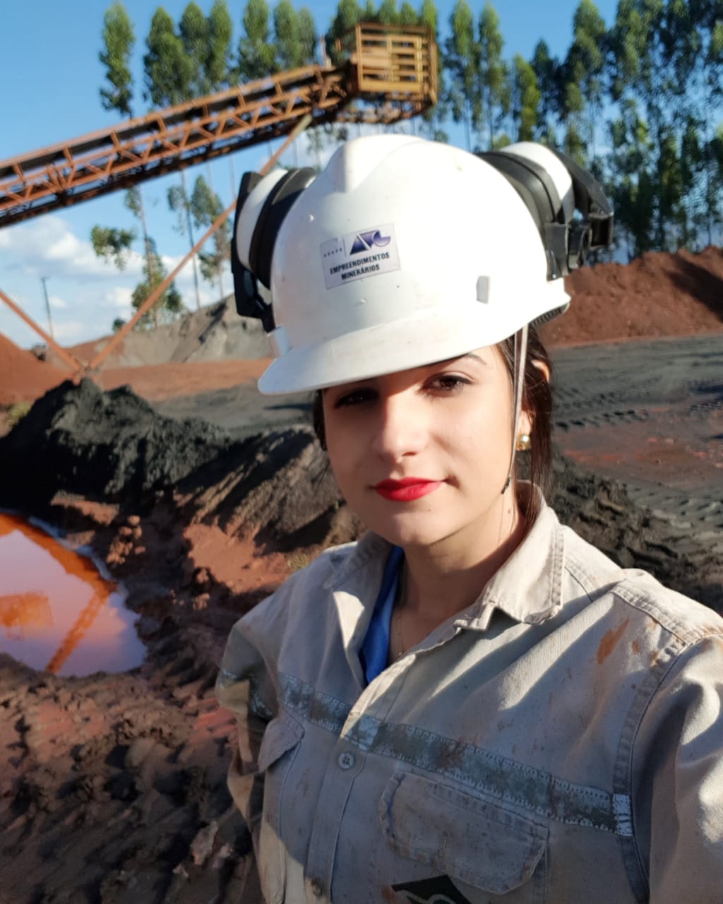Ana Eliza Gomes, nasci em Caeté – MG, tenho 23 anos. Sou Técnica em Mineração e curso Engenharia de Minas na Universidade Estadual de Minas Gerais -UEMG.