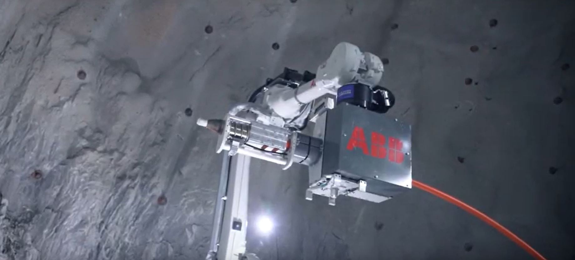 ABB testa tecnologia robótica em carregamento de explosivos