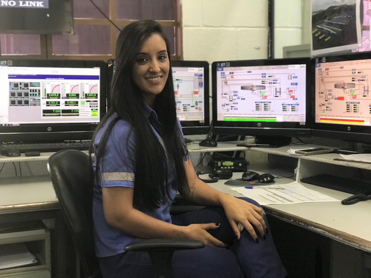 Camila Cristina da Silva, 27 anos e atuo na Planta Metalúrgica como Operadora de Sala de Controle