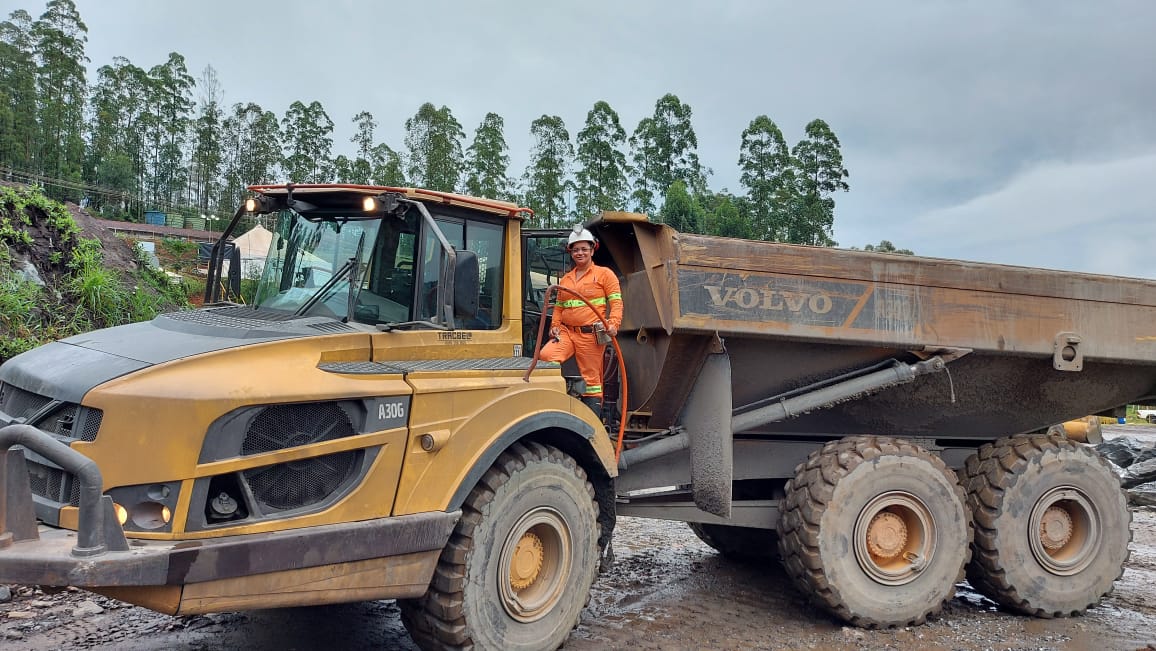 Jussara Cristina Nogueira – Operadora de equipamentos pesados na Jaguar Mining