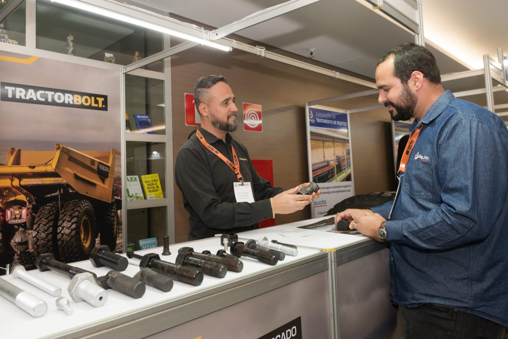 Linha de parafusos de alta resistência para lâminas e esteiras é carro-chefe da TractorBolt no 13º Workshop Opex