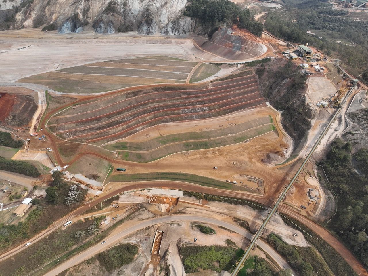 Após investimento de R$ 400 milhões, Samarco anuncia conclusão das obras de descaracterização de mina em Mariana