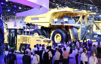 Caminhão elétrico 930E Power Agnostic da Komatsu exposto na MINExpo 2024