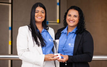 Equipe da Jacobina Mineração recebendo o prêmio Aberje.